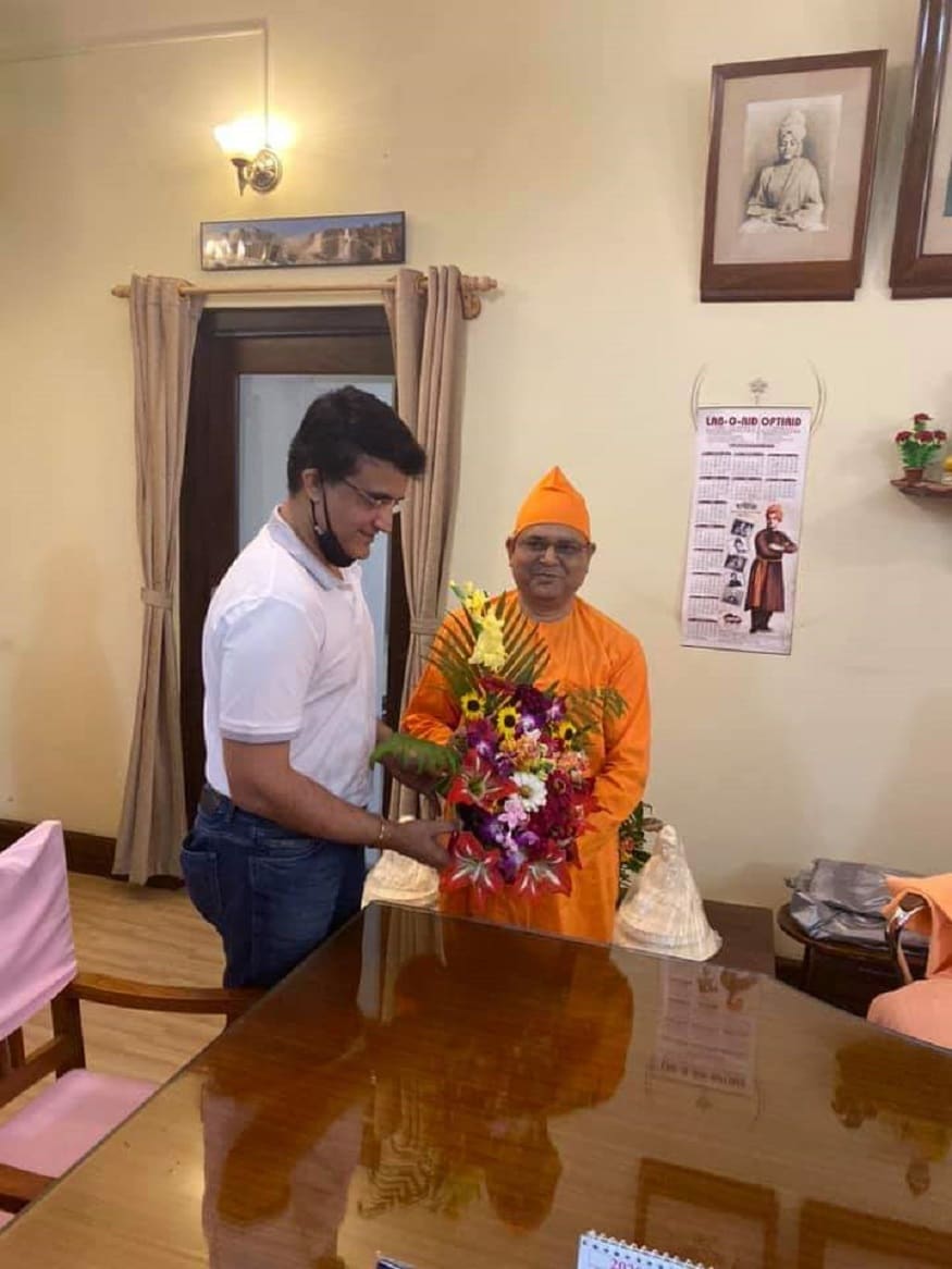বেলুড় মঠ কর্তৃপক্ষের তরফে সৌরভকে একটি বিবেকানন্দের মূর্তি উপহার দেওয়া হয়। ফুল দিয়ে সংবর্ধনা জানানো হয়। বেলুড়মঠে ঢোকার সময় সৌরভের মুখে মাস্ক পড়ে থাকতে দেখা। বেলুড় মঠ কর্তৃপক্ষের তরফে সৌরভকে একটি বিবেকানন্দের মূর্তি উপহার দেওয়া হয়। ফুল দিয়ে সংবর্ধনা জানানো হয়। বেলুড়মঠে ঢোকার সময় সৌরভের মুখে মাস্ক পড়ে থাকতে দেখা।