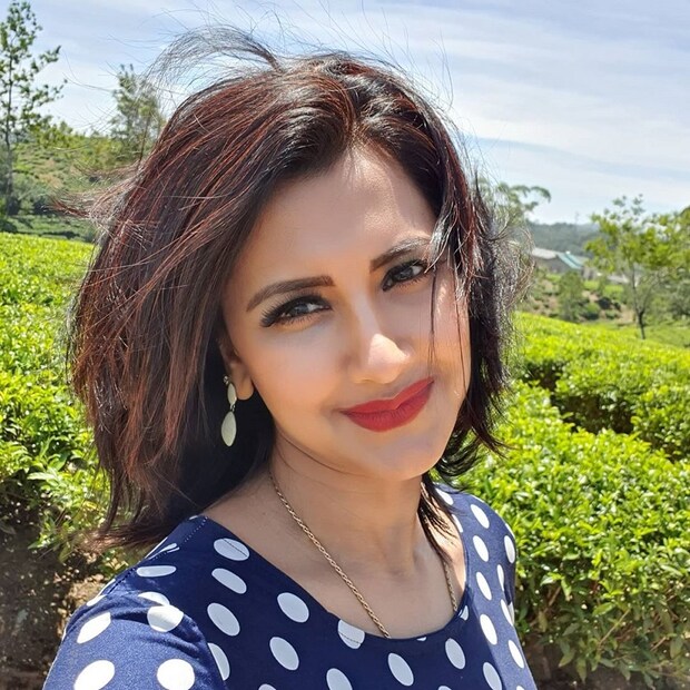 ছবি পোস্ট করে বলেছেন এটা তাঁর প্রিয় হবি। টিভি শোয়ের শ্যুটিং বন্ধ এখন। তাই 'দিদি নম্বর ওয়ান'-এর প্রিয় দিদি দিয়েছেন গাছে মন। photo source Instagram 