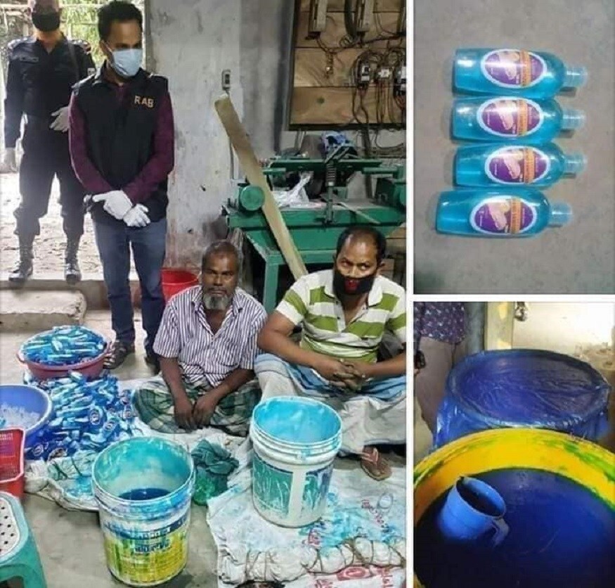 যে অভিযুক্তরা এই নক্কারজনক কাজ করছেন তাদের নিরাপত্তাকর্মীরা ঘিরে রেখেছেন এই ছবিগুলিতে দেখা যাচ্ছে ৷ ফলে ফের একবার সাম্প্রদায়িক কারণ দেখিয়ে করোনা ছড়ানোর জন্য এঁদের দায়ি করায় মাতেন নেটিজেনরা ৷ Photo Courtesy- Arbind Kumar Gupta /Facebook Account যে অভিযুক্তরা এই নক্কারজনক কাজ করছেন তাদের নিরাপত্তাকর্মীরা ঘিরে রেখেছেন এই ছবিগুলিতে দেখা যাচ্ছে ৷ ফলে ফের একবার সাম্প্রদায়িক কারণ দেখিয়ে করোনা ছড়ানোর জন্য এঁদের দায়ি করায় মাতেন নেটিজেনরা ৷ Photo Courtesy- Arbind Kumar Gupta /Facebook Account