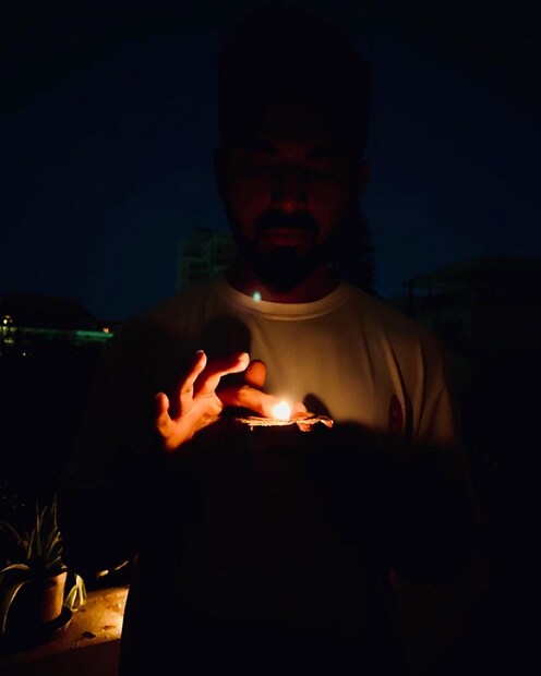 হাতে প্রদীপ নিয়ে ছবি দিলেন কে এল রাহুল