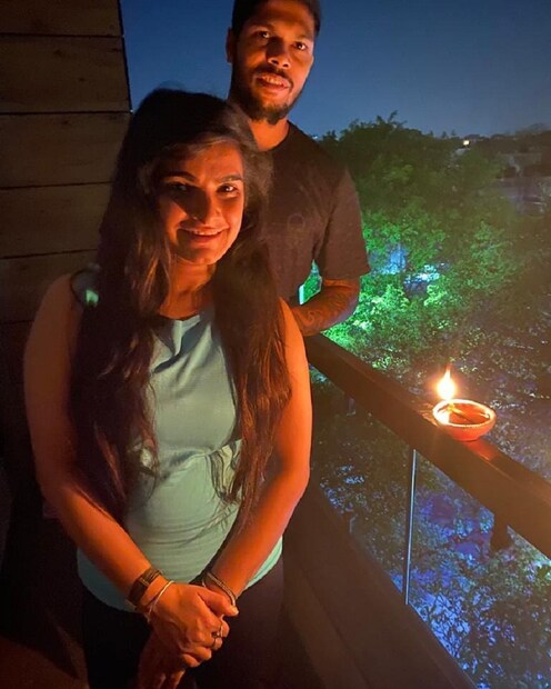 বারান্দায় মোমবাতি জালালেন উমেশ যাদব