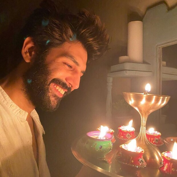 মোমবাতি হাতে ছবি পোস্ট করলেন কার্তিক আরিয়ান