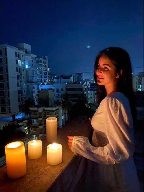 মোমবাতি হাতে ছবি পোস্ট করলেন ক্যাটরিনা 