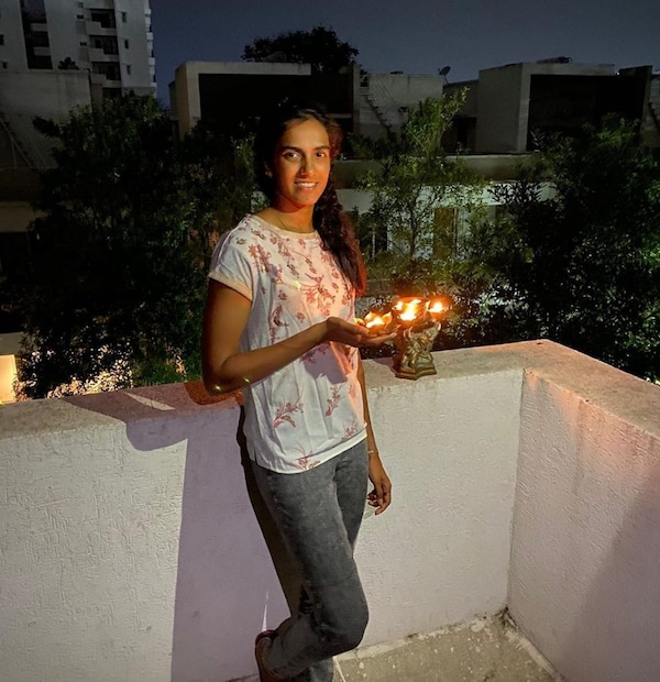 হাতে প্রদীপ নিয়ে ছবি দিলেন পি ভি সিন্ধু
