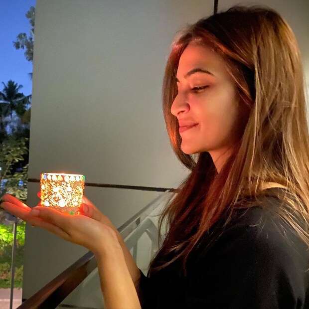 মোমবাতি হাতে ছবি পোস্ট করলেন কৃতি খরবন্দা