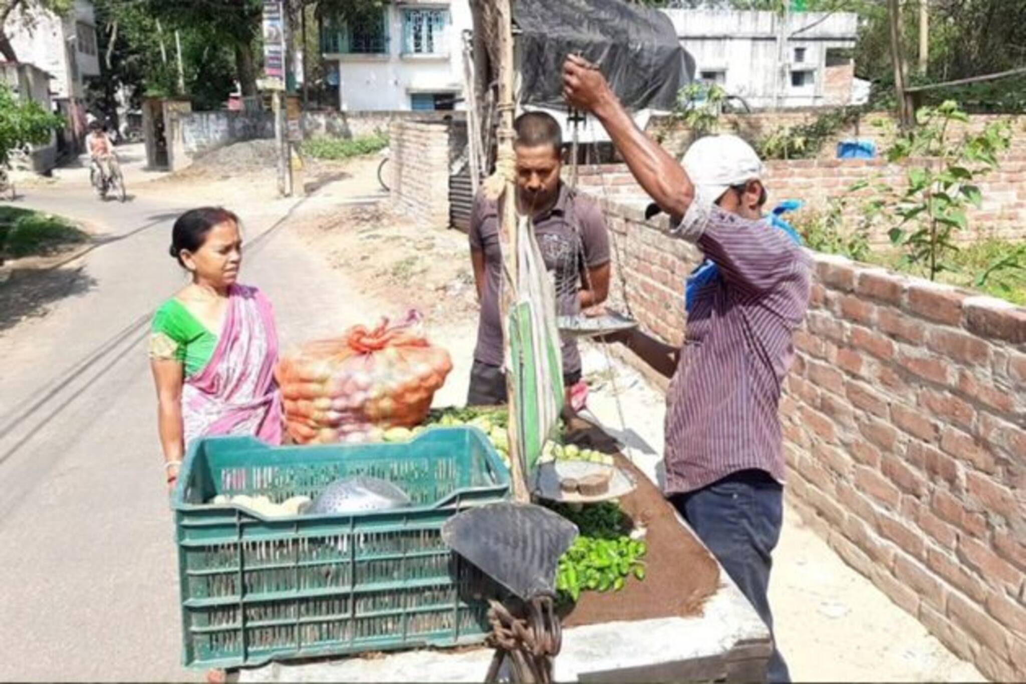 লক ডাউনে বাড়ছে কর্মহীনতা, বদলে যাচ্ছে পেশা, সংসার বাঁচাতে অনেকেই বেচছেন সবজি