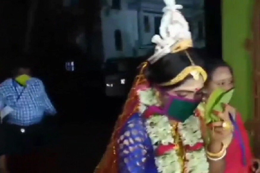 সম্প্রতি দেখা গেল, লকডাউনের মধ্যেই একটি বিয়ের অনুষ্ঠানের আয়োজন করেছে খড়গপুরের একটি পরিবার ৷ Photo Courtesy: ANI সম্প্রতি দেখা গেল, লকডাউনের মধ্যেই একটি বিয়ের অনুষ্ঠানের আয়োজন করেছে খড়গপুরের একটি পরিবার ৷ Photo Courtesy: ANI