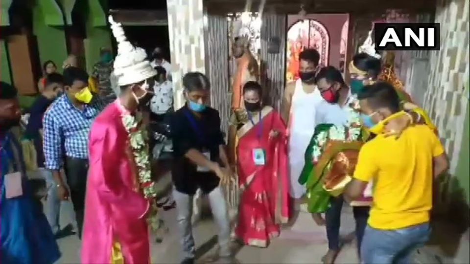 লকডাউনে এখন জরুরী সামগ্রীর দোকান এবং জরুরী পরিষেবা বাদে সবই বন্ধ ৷ যে কোনওধরণের অনুষ্ঠান, যেখানে লোকসমাগম হবে, এমন সবকিছুই এখন বন্ধের তালিকাতেই পড়ে ৷ তা সত্ত্বেও লকডাউনের নিয়ম অনেকেই লঙ্ঘন করছেন বলে অভিযোগ আসছে দেশের বিভিন্ন প্রান্তেই ৷ Photo Courtesy: ANI লকডাউনে এখন জরুরী সামগ্রীর দোকান এবং জরুরী পরিষেবা বাদে সবই বন্ধ ৷ যে কোনওধরণের অনুষ্ঠান, যেখানে লোকসমাগম হবে, এমন সবকিছুই এখন বন্ধের তালিকাতেই পড়ে ৷ তা সত্ত্বেও লকডাউনের নিয়ম অনেকেই লঙ্ঘন করছেন বলে অভিযোগ আসছে দেশের বিভিন্ন প্রান্তেই ৷ Photo Courtesy: ANI