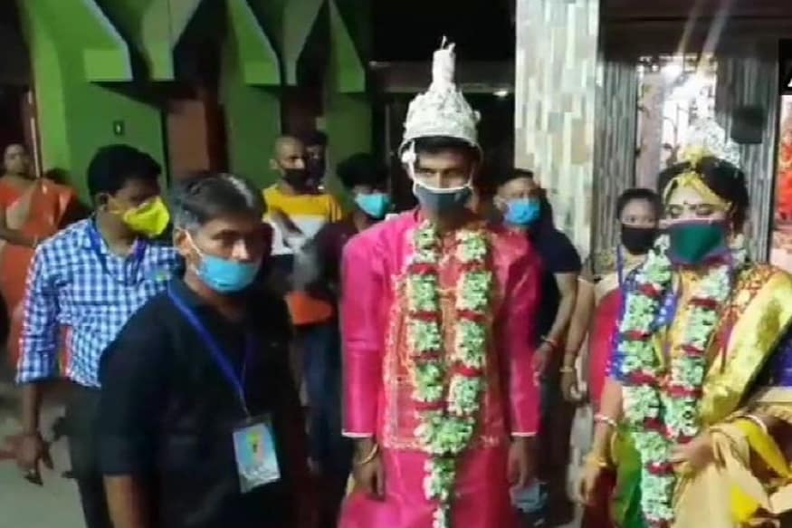 দেশে ক্রমেই বাড়ছে করোনা আক্রান্তের সংখ্যা ৷ বাড়ছে মৃত্যুও ৷ দেশের ১৭০টি জেলাকে করোনা হটস্পটের তালিকায় রাখা হয়েছে ৷ যার মধ্যে রয়েছে এ রাজ্যের বেশ কয়েকটি জেলাও ৷ Photo Courtesy: ANI দেশে ক্রমেই বাড়ছে করোনা আক্রান্তের সংখ্যা ৷ বাড়ছে মৃত্যুও ৷ দেশের ১৭০টি জেলাকে করোনা হটস্পটের তালিকায় রাখা হয়েছে ৷ যার মধ্যে রয়েছে এ রাজ্যের বেশ কয়েকটি জেলাও ৷ Photo Courtesy: ANI
