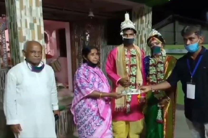 পাত্র-পাত্রীর বিয়ের ছবি প্রকাশ্যে আসতেই তা ভাইরাল হয়ে যায় ৷ মাস্ক পরেই বিয়ে করেন ওই যুগল ৷ তবে শুধু বিয়েই নয়, একটি মহৎ কাজও এদিন করেছেন তাঁরা ৷ সেটা হল স্থানীয় একটি ক্লাবকে তাঁরা ৩১০০০ টাকা দান করেন শহরের অসহায় মানুষরদের খাদ্য-সামগ্রী জোগাড়ের জন্য ৷ সেই ব্যবস্থাও করা হয় এদিন ৷ Photo Courtesy: ANI পাত্র-পাত্রীর বিয়ের ছবি প্রকাশ্যে আসতেই তা ভাইরাল হয়ে যায় ৷ মাস্ক পরেই বিয়ে করেন ওই যুগল ৷ তবে শুধু বিয়েই নয়, একটি মহৎ কাজও এদিন করেছেন তাঁরা ৷ সেটা হল স্থানীয় একটি ক্লাবকে তাঁরা ৩১০০০ টাকা দান করেন শহরের অসহায় মানুষরদের খাদ্য-সামগ্রী জোগাড়ের জন্য ৷ সেই ব্যবস্থাও করা হয় এদিন ৷ Photo Courtesy: ANI