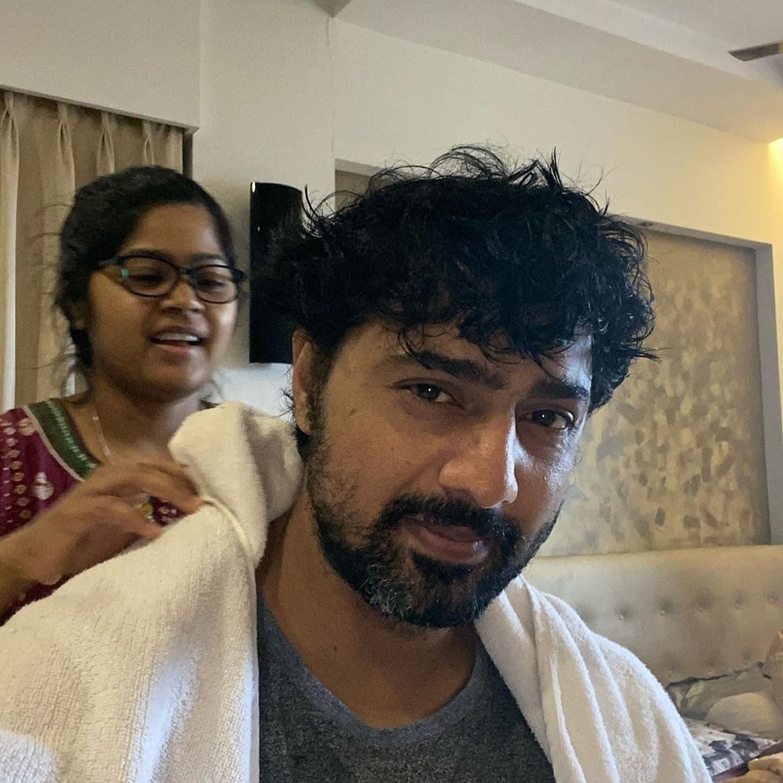 বোনের কাছে চুল কাটতে বসতে কিছুটা ভয় পাচ্ছিলেন দেব। চুল কাটতে গিয়ে কান না কেটে দেয়। photo source Instagram বোনের কাছে চুল কাটতে বসতে কিছুটা ভয় পাচ্ছিলেন দেব। চুল কাটতে গিয়ে কান না কেটে দেয়। photo source Instagram