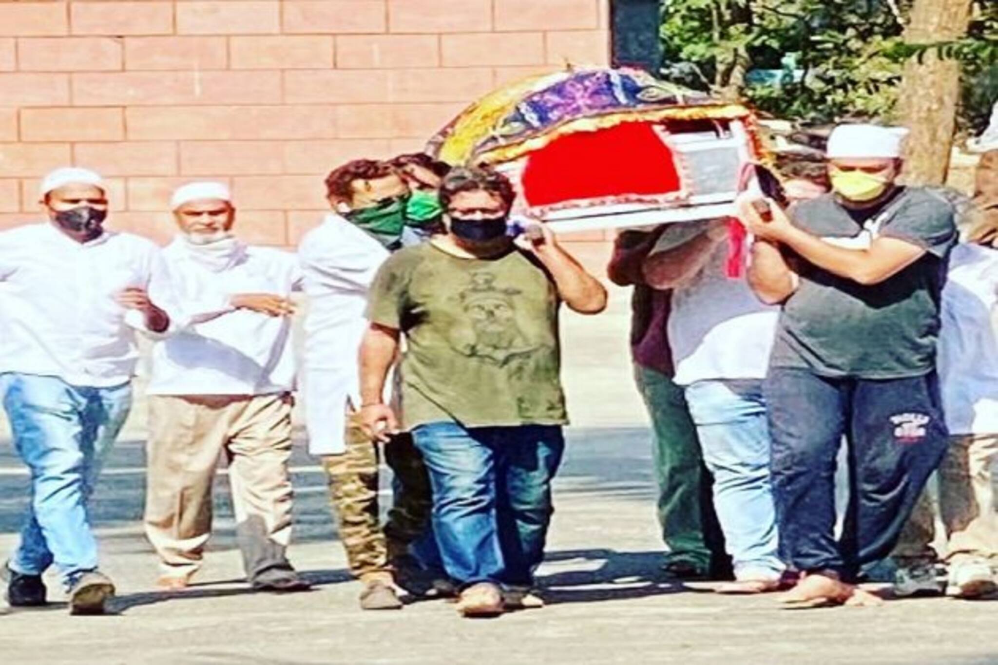 ‘বুঝতে পারিনি তোমার চলে যাওয়ার ভার আমার কাঁধে এতটা হবে’...শেষযাত্রায় ইরফান