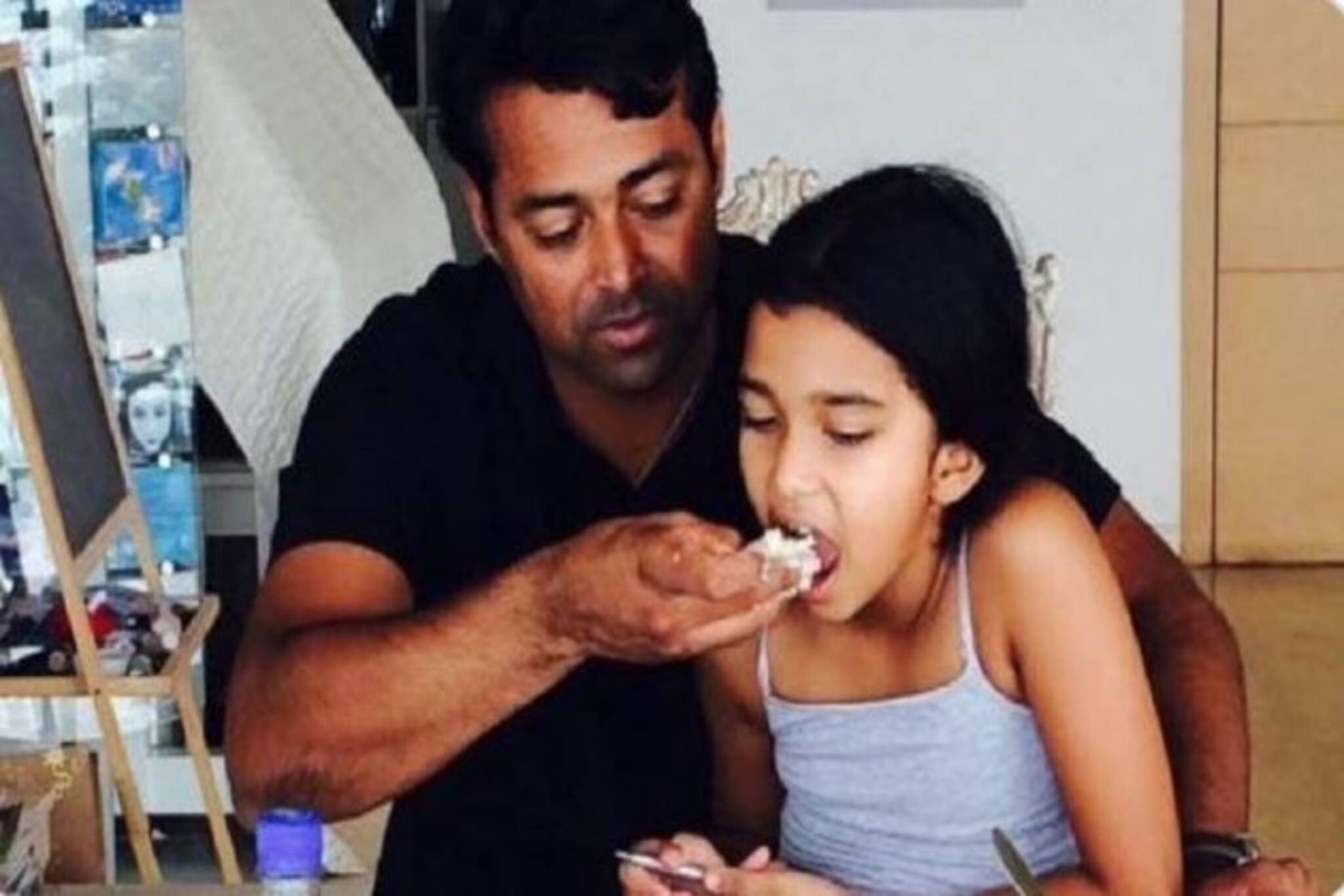 মেয়েকে জন্মদিনে নিজের হাতে খাইয়ে দিলেন লিয়েন্ডার পেজ ! বললেন ভালবাসার গল্প !