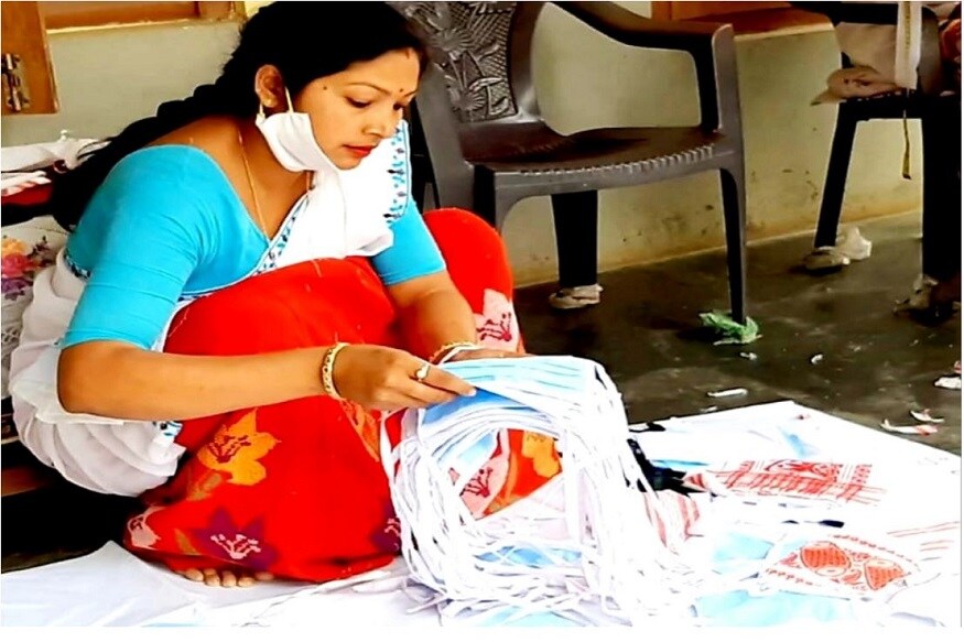 বিহু আসামের সব থেকে বড় উৎসব। ১৪ এপ্রিল থেকে আসামে শুরু হবে বহাগ বিহু বা বৈশাখ বিহু। এই সময় মানুষ মেতে ওঠে উৎসবে। কিন্তু এবার করোনা ভাইরাসের জেরে বিহুর উৎসবেও মানুষ কতটা আনন্দ করতে পারবে তা নিয়ে সন্দেহ থেকেই যায়। তবে আসামের আর একটা ঐতিহ্য হল তাঁদের হাতে তৈরি গামছা। এই গামছা আসামের মানুষের পরিচয়। মানুষকে সম্মান জানাতেও আসামে গামছা দেওয়া হয়। বাড়িতে নতুন অতিথি এলেও গামছা গলায় পরিয়ে সম্মান দেওয়া হয়। বিহুতে সকলকে ভালবাসা সম্মান জানাতেও গামছা উপহার দেওয়া হয়। এবার সেই গামছা সামিল হচ্ছে করোনা যুদ্ধে। বিহু আসামের সব থেকে বড় উৎসব। ১৪ এপ্রিল থেকে আসামে শুরু হবে বহাগ বিহু বা বৈশাখ বিহু। এই সময় মানুষ মেতে ওঠে উৎসবে। কিন্তু এবার করোনা ভাইরাসের জেরে বিহুর উৎসবেও মানুষ কতটা আনন্দ করতে পারবে তা নিয়ে সন্দেহ থেকেই যায়। তবে আসামের আর একটা ঐতিহ্য হল তাঁদের হাতে তৈরি গামছা। এই গামছা আসামের মানুষের পরিচয়। মানুষকে সম্মান জানাতেও আসামে গামছা দেওয়া হয়। বাড়িতে নতুন অতিথি এলেও গামছা গলায় পরিয়ে সম্মান দেওয়া হয়। বিহুতে সকলকে ভালবাসা সম্মান জানাতেও গামছা উপহার দেওয়া হয়। এবার সেই গামছা সামিল হচ্ছে করোনা যুদ্ধে।