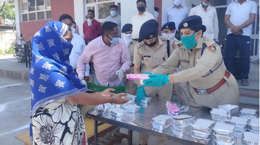 মহিলা পুলিশ বাহিনীরা মানুষকে শুধু খাবার পৌঁছে দিচ্ছেন এমন নয় সেই সঙ্গে কিভাবে মেয়েরা পিরিয়ডসের সময় হাইজিন থাকবে তাঁর বার্তাও দিচ্ছেন। মহিলা পুলিশ বাহিনীরা মানুষকে শুধু খাবার পৌঁছে দিচ্ছেন এমন নয় সেই সঙ্গে কিভাবে মেয়েরা পিরিয়ডসের সময় হাইজিন থাকবে তাঁর বার্তাও দিচ্ছেন।