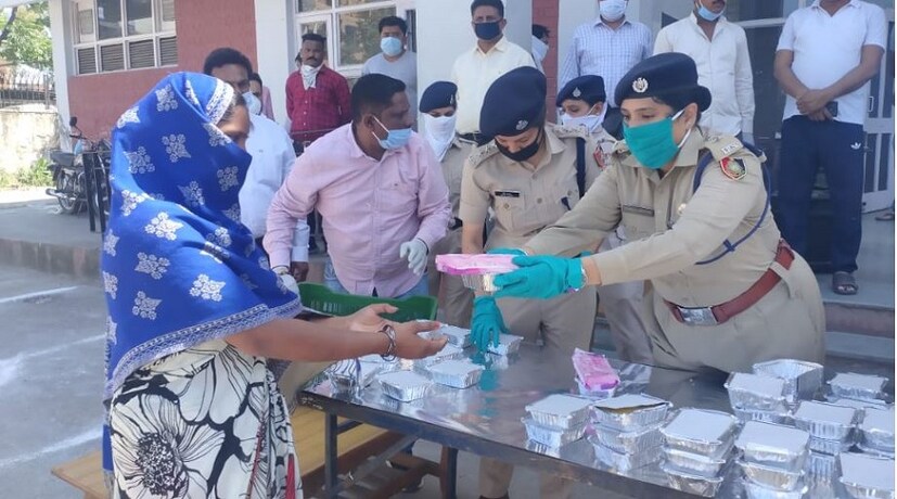মহিলা পুলিশ বাহিনীরা মানুষকে শুধু খাবার পৌঁছে দিচ্ছেন এমন নয় সেই সঙ্গে কিভাবে মেয়েরা পিরিয়ডের সময় হাইজিন থাকবে তাঁর বার্তাও দিচ্ছেন। 
