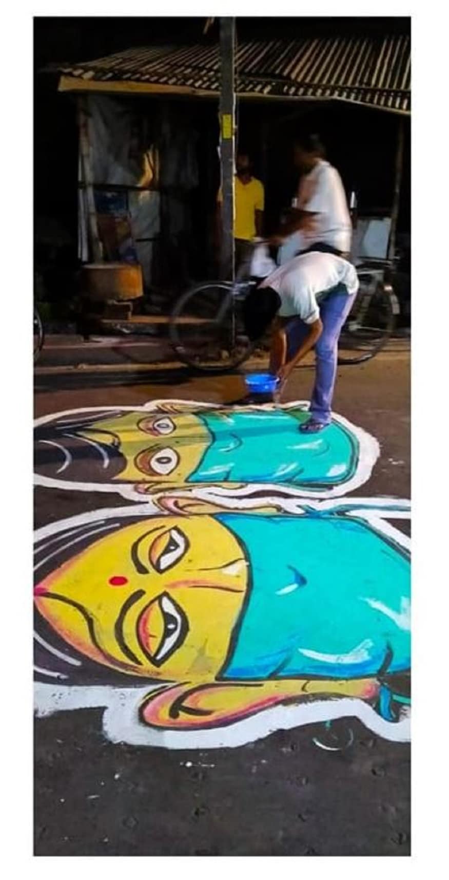 রাস্তায় কোনও লোক ছিল না। কিন্তু তবুও কিছু মানুষ মানছে না লকডাউন তাঁদের বোঝাতেই এই উদ্যোগ। photo source Tanmay Dasgupta রাস্তায় কোনও লোক ছিল না। কিন্তু তবুও কিছু মানুষ মানছে না লকডাউন তাঁদের বোঝাতেই এই উদ্যোগ। photo source Tanmay Dasgupta