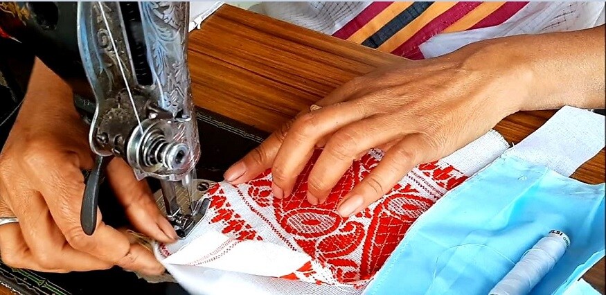 জুরি বোরহা একজন গৃহবধু। তিনি এবার বিহুতে গামছার বদলে সকলকে গামছা মাস্ক উপহার দেবেন। আসামের এবারের বিহু গামছার বদলে সেজে উঠবে গামছা মাস্কে। যেখানে দেশে করোনা প্রতিরোধের জন্য মাস্কের অভাব পড়ছে। সেই জায়গায় দাঁড়িয়ে এই প্রয়াসকে সত্যিই প্রশংসা করতে হয়। এবার বিহুতে আসামের মানুষ নিজেরাই নিজেদের মাস্ক বানাবেন। পরবেন। করোনার বিরুদ্ধে আসাম তাদের লড়াই আরও দৃঢ় করলো। জুরি বোরহা একজন গৃহবধু। তিনি এবার বিহুতে গামছার বদলে সকলকে গামছা মাস্ক উপহার দেবেন। আসামের এবারের বিহু গামছার বদলে সেজে উঠবে গামছা মাস্কে। যেখানে দেশে করোনা প্রতিরোধের জন্য মাস্কের অভাব পড়ছে। সেই জায়গায় দাঁড়িয়ে এই প্রয়াসকে সত্যিই প্রশংসা করতে হয়। এবার বিহুতে আসামের মানুষ নিজেরাই নিজেদের মাস্ক বানাবেন। পরবেন। করোনার বিরুদ্ধে আসাম তাদের লড়াই আরও দৃঢ় করলো।