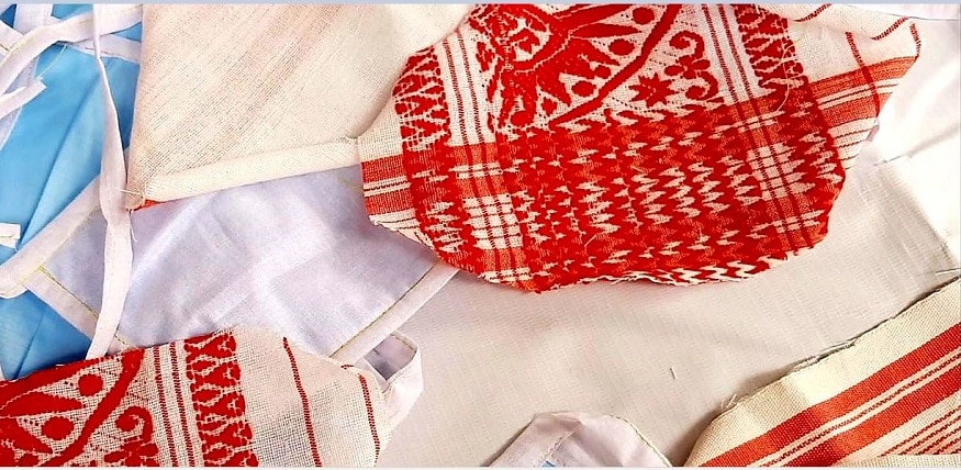 গামছা কেটে তৈরি হচ্ছে মাস্ক। করোনা আতঙ্ক ও ভাইরাস থেকে মানুষকে বাঁচাতে এবং সর্তক করতেই এবার বিহুতে মাথায় গামছা বাঁধার সঙ্গে সঙ্গে পরা হবে গামছা মাস্ক । প্রধানমন্ত্রী নরেন্দ্র মোদিও আসামের গামছা খুব পছন্দ করেন। তাঁকে বিভিন্ন অনুষ্ঠানে আসামের গামছা গলায় নিতে দেখা গেছে। এমনকি রবিবার মোমবাতি জ্বালানোর সময়ও তাঁর গলায় আসামের গামছাই ছিল। আসামে এবার বিহুতে গামছা মাস্ক পড়েই সকলে বিহু কাটাবেন। গামছা কেটে তৈরি হচ্ছে মাস্ক। করোনা আতঙ্ক ও ভাইরাস থেকে মানুষকে বাঁচাতে এবং সর্তক করতেই এবার বিহুতে মাথায় গামছা বাঁধার সঙ্গে সঙ্গে পরা হবে গামছা মাস্ক । প্রধানমন্ত্রী নরেন্দ্র মোদিও আসামের গামছা খুব পছন্দ করেন। তাঁকে বিভিন্ন অনুষ্ঠানে আসামের গামছা গলায় নিতে দেখা গেছে। এমনকি রবিবার মোমবাতি জ্বালানোর সময়ও তাঁর গলায় আসামের গামছাই ছিল। আসামে এবার বিহুতে গামছা মাস্ক পড়েই সকলে বিহু কাটাবেন।