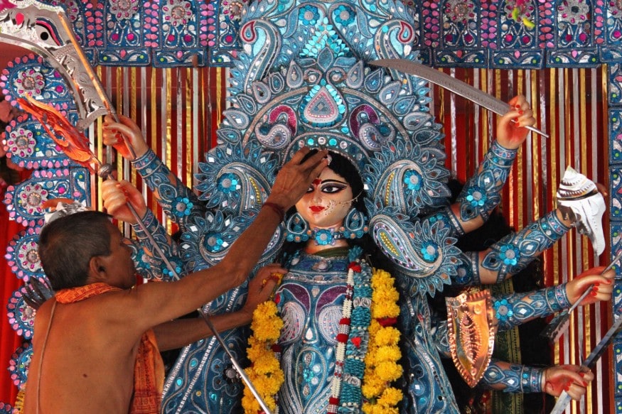 মণ্ডপে ভিড় এড়াতে বৈদ্যুতিন এবং সামাজিক মাধ্যমগুলির ব্যবহার বাড়ানোর জন্য পুজো উদ্যোক্তাদের এবং পুলিশকে পরামর্শ দেওয়া হয়েছে৷ কোনও ভাবেই যাতে প্যান্ডেলে এবং রাস্তায় ভিড় না হয়, তা নিশ্চিত করার জন্যও পুলিশ, পুজো উদ্যোক্তাদের নির্দেশ দেওয়া হয়েছে৷প্রতীকী ছবি মণ্ডপে ভিড় এড়াতে বৈদ্যুতিন এবং সামাজিক মাধ্যমগুলির ব্যবহার বাড়ানোর জন্য পুজো উদ্যোক্তাদের এবং পুলিশকে পরামর্শ দেওয়া হয়েছে৷ কোনও ভাবেই যাতে প্যান্ডেলে এবং রাস্তায় ভিড় না হয়, তা নিশ্চিত করার জন্যও পুলিশ, পুজো উদ্যোক্তাদের নির্দেশ দেওয়া হয়েছে৷প্রতীকী ছবি