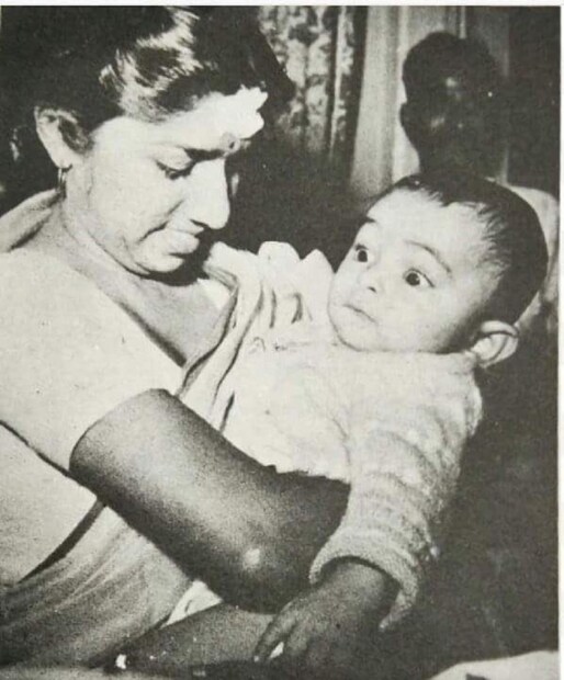 লতা মঙ্গেশকরের কোলে ছোট্ট ঋষি কাপুর