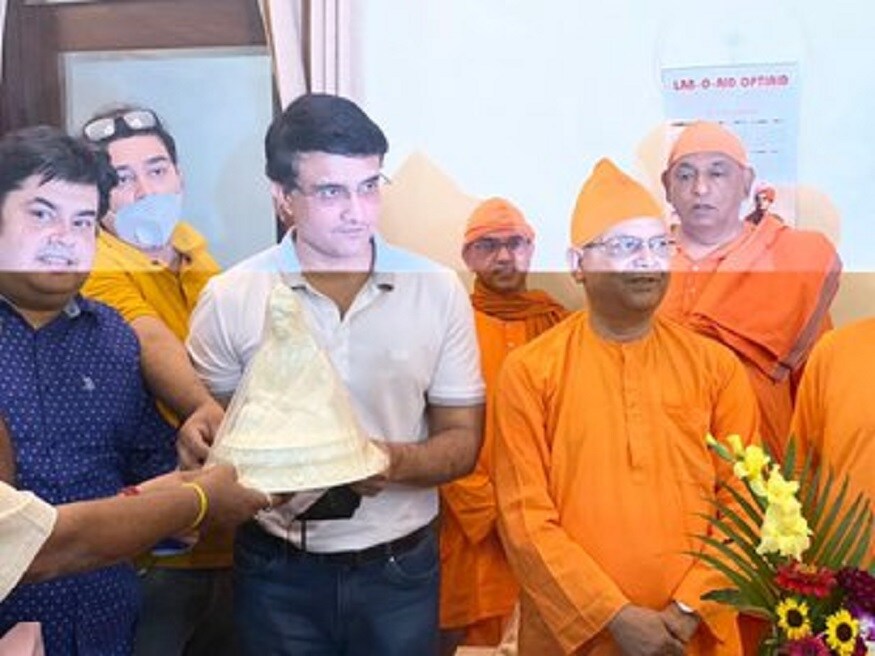 গত সপ্তাহে লকডাউনে সাধারণ মানুষকে সতর্ক হওয়ার জন্য ভিডিও বার্তা দিয়েছেন মহারাজ। কঠিন পরিস্থিতিতে কাঁধে কাঁধ মিলিয়ে লড়াইয়ের বার্তা ছিল সৌরভে। সাধারণ মানুষকে ঘরে থাকতে অনুরোধ করেছেন তিনি। এর মাঝেই মানুষের পাশে দাঁড়াতে বাড়ি থেকে বের হলেন দাদা। তবে নিয়ম মেনে সৌরভের মুখে ছিল মাস্ক। গত সপ্তাহে লকডাউনে সাধারণ মানুষকে সতর্ক হওয়ার জন্য ভিডিও বার্তা দিয়েছেন মহারাজ। কঠিন পরিস্থিতিতে কাঁধে কাঁধ মিলিয়ে লড়াইয়ের বার্তা ছিল সৌরভে। সাধারণ মানুষকে ঘরে থাকতে অনুরোধ করেছেন তিনি। এর মাঝেই মানুষের পাশে দাঁড়াতে বাড়ি থেকে বের হলেন দাদা। তবে নিয়ম মেনে সৌরভের মুখে ছিল মাস্ক।