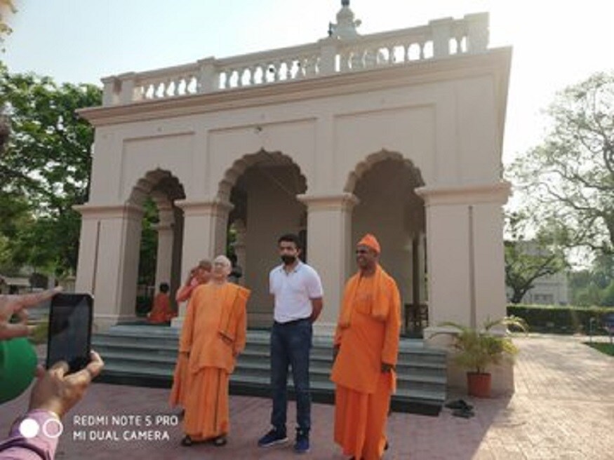 এ দিনের মতো বৃহস্পতি ও শুক্রবার শহরের বিভিন্ন জায়গায় দুঃস্থ মানুষদের চাল দিয়ে সাহায্য করবেন মহারাজ। বৃহস্পতিবার বিকেলে রাসবিহারী সংলগ্ন ভারত সেবাশ্রম সংঘে যাবেন সৌরভ। সেখান থেকেও লকডাউনের জেরে সমস্যায় পড়া প্রান্তিক মানুষদের চাল তুলে দেওয়া হবে সৌরভের তরফে। লকডাউনে ভিড় এড়াতে বেলুড় মঠ, ভারত সেবাশ্রমের মতো সংস্থার মাধ্যমে চাল বন্টন করছেন সৌরভ। মহারাজের দেওয়া চাল এইসব সংস্থাগুলো গরীবদের বন্টন করে দেবেন। এ দিনের মতো বৃহস্পতি ও শুক্রবার শহরের বিভিন্ন জায়গায় দুঃস্থ মানুষদের চাল দিয়ে সাহায্য করবেন মহারাজ। বৃহস্পতিবার বিকেলে রাসবিহারী সংলগ্ন ভারত সেবাশ্রম সংঘে যাবেন সৌরভ। সেখান থেকেও লকডাউনের জেরে সমস্যায় পড়া প্রান্তিক মানুষদের চাল তুলে দেওয়া হবে সৌরভের তরফে। লকডাউনে ভিড় এড়াতে বেলুড় মঠ, ভারত সেবাশ্রমের মতো সংস্থার মাধ্যমে চাল বন্টন করছেন সৌরভ। মহারাজের দেওয়া চাল এইসব সংস্থাগুলো গরীবদের বন্টন করে দেবেন।