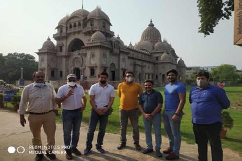 কথা রাখলেন দাদা। করোনা যুদ্ধে এবার পথে নামলেন প্রাক্তন ভারত অধিনায়ক তথা বোর্ড প্রেসিডেন্ট সৌরভ গঙ্গোপাধ্যায়। করোনা সংক্রমণ ঠেকাতে দেশজুড়ে লকডাউন চলছে। মানুষ গৃহবন্দী। এইসময় সবথেকে বিপদে পড়েছেন গরীব ও দুঃস্থ মানুষজন। কাজকর্ম বন্ধ থাকায় দুবেলা ভাত জোগাড় করতে হিমশিম খাচ্ছেন তারা।