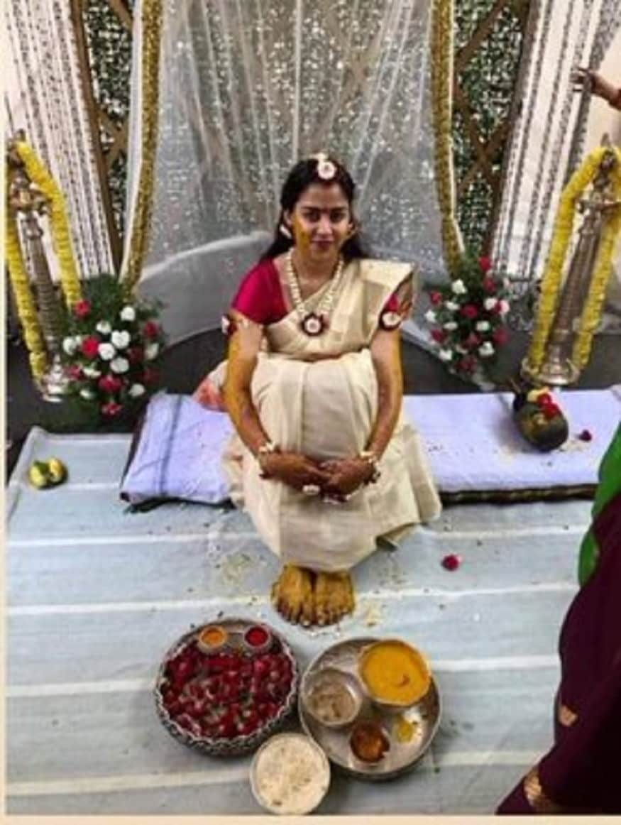 বিয়েতে মানা হয় সবরকমের রীতিনীতি ৷ এদিকে নাকি বেঙ্গালুরু যেহেতু কোভিড ১৯ -র সংক্রমণে রেড জোন তাই বিয়ে সরিয়ে নিজের বিধানসভা ক্ষেত্র রামনগরায়ে নিয়ে যাওয়া হয়েছিল ৷ বিয়েতে মানা হয় সবরকমের রীতিনীতি ৷ এদিকে নাকি বেঙ্গালুরু যেহেতু কোভিড ১৯ -র সংক্রমণে রেড জোন তাই বিয়ে সরিয়ে নিজের বিধানসভা ক্ষেত্র রামনগরায়ে নিয়ে যাওয়া হয়েছিল ৷