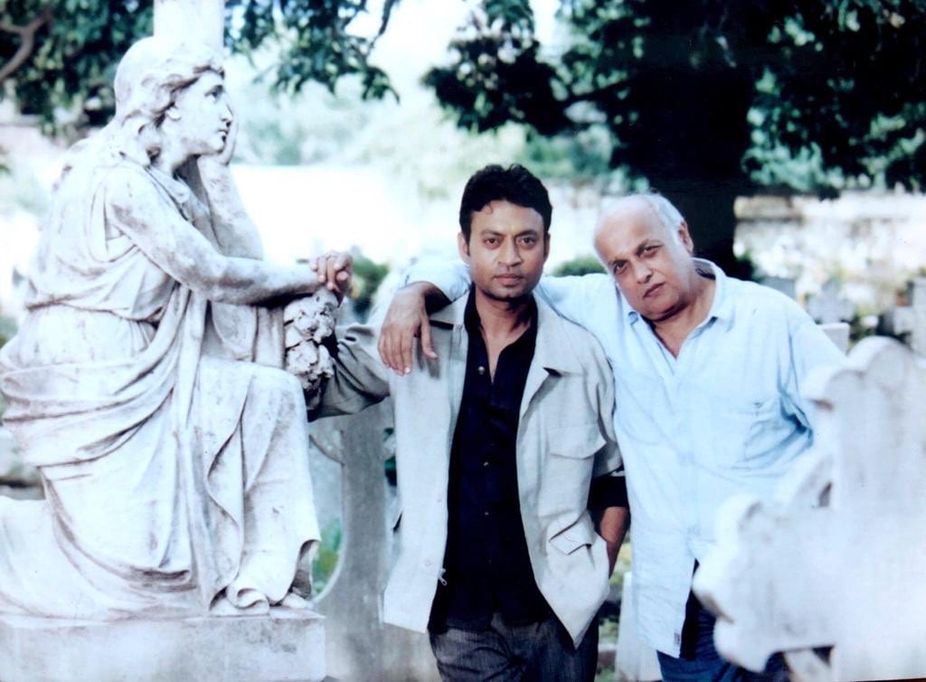 তিনি নিজের নামের সঙ্গে কখনও খান জুড়তেন না। বলতেন, ‘‘আমি ইরফান। শুধুমাত্রই ইরফান। খান এই শব্দটিকে আমি বর্জন করেছি। ধর্ম দিয়ে আমি পরিচিত হতে চাই না। চাই না, পদবি বা বংশ পরিচয়ের মাধ্যমে মানুষ আমাকে চিনুক।’’ Photo Source: Twitter তিনি নিজের নামের সঙ্গে কখনও খান জুড়তেন না। বলতেন, ‘‘আমি ইরফান। শুধুমাত্রই ইরফান। খান এই শব্দটিকে আমি বর্জন করেছি। ধর্ম দিয়ে আমি পরিচিত হতে চাই না। চাই না, পদবি বা বংশ পরিচয়ের মাধ্যমে মানুষ আমাকে চিনুক।’’ Photo Source: Twitter