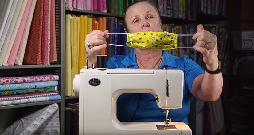  স্বাস্থ্যকর্মী বা চিকিৎসকদের জন্য এই ফেস কভার নয়। তাঁরা নির্দিষ্ট সুরক্ষা মেনে মাস্ক ব্যবহার করবেন ৷ Representational Image