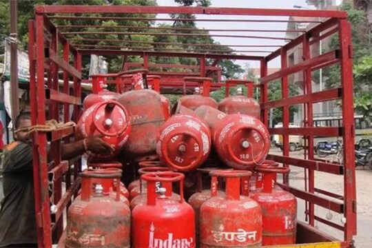 কেন্দ্রের আশ্বাস বুকিংয়ের দু'দিনের মধ্যেই মিলবে রান্নার গ্যাস।