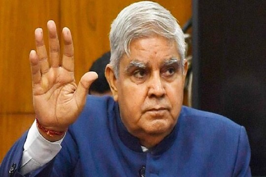 জানা গিয়েছে, ২০২০-২১ অর্থবর্ষে রাজভবনের জন্য বরাদ্দ করা বাজেট গত বছরের তুলনায় ৫০ শতাংশ কমানো হয়েছে৷ সরকারের ওই শীর্ষ আমলার অবশ্য দাবি, করোনা অতিমারির কারণে শুধু রাজভবন নয়, নিজেদের সব দফতরেরই বাজেট কমাতে বাধ্য হয়েছে রাজ্য সরকার৷ সেপ্টেম্বর থেকে আগামী ৩১ মার্চ পর্যন্ত ব্যয় সংকোচনের সিদ্ধান্ত বহাল রাখছে রাজ্য সরকার৷