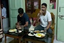 সম্প্রীতির নজির! হিন্দু বাড়িতে নমাজ পড়ে রোজা খুলছেন দুই কাশ্মীরি যুবক