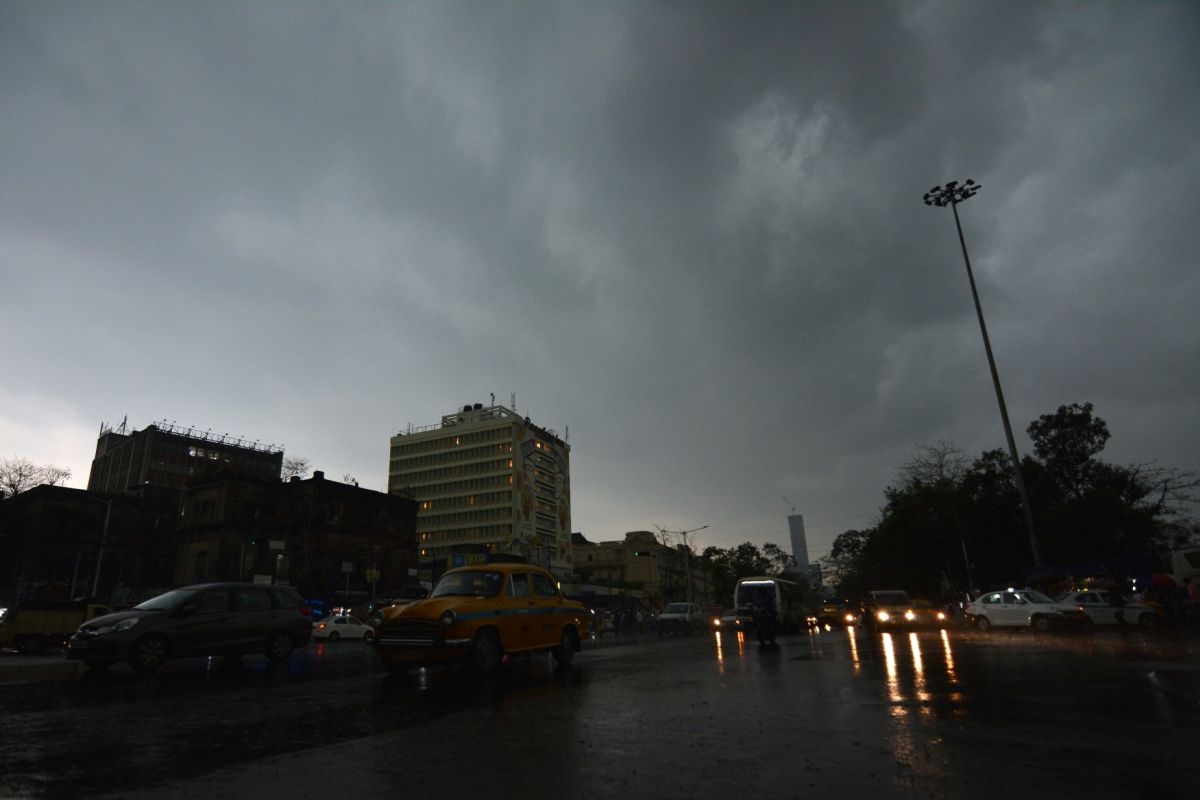 বাতাসে জলীয়বাষ্পের পরিমাণ থাকায় আর্দ্রতা জনিত অস্বস্তি থাকবে। শনিবার সকালে সর্বনিম্ন তাপমাত্রা কলকাতায় ছিল ২৬.৫ ডিগ্রি সেলসিয়াস। যা স্বাভাবিকের থেকে এক ডিগ্রি উপরে। গতকাল, শুক্রবার বিকেলে সর্বোচ্চ তাপমাত্রা ছিল ৩৭.১ ডিগ্রি সেলসিয়াস । যা স্বাভাবিকের থেকে দুই ডিগ্রি ওপরে। বাতাসে আপেক্ষিক আর্দ্রতার পরিমাণ ৩১ থেকে ৮৯ শতাংশ। গত ২৪ ঘণ্টায় কোনও বৃষ্টি হয়নি কলকাতায়।নতুন করে পশ্চিমী ঝঞ্ঝা ঢুকছে সোমবার জম্মু-কাশ্মীরে। এই মুহূর্তে ঘূর্ণাবর্ত রয়েছে পাকিস্তান সংলগ্ন রাজস্থানে ৷ এছাড়াও ওড়িশা ও বাংলাদেশ আরও দুটি ঘূর্ণাবর্ত রয়েছে। Representational Image বাতাসে জলীয়বাষ্পের পরিমাণ থাকায় আর্দ্রতা জনিত অস্বস্তি থাকবে। শনিবার সকালে সর্বনিম্ন তাপমাত্রা কলকাতায় ছিল ২৬.৫ ডিগ্রি সেলসিয়াস। যা স্বাভাবিকের থেকে এক ডিগ্রি উপরে। গতকাল, শুক্রবার বিকেলে সর্বোচ্চ তাপমাত্রা ছিল ৩৭.১ ডিগ্রি সেলসিয়াস । যা স্বাভাবিকের থেকে দুই ডিগ্রি ওপরে। বাতাসে আপেক্ষিক আর্দ্রতার পরিমাণ ৩১ থেকে ৮৯ শতাংশ। গত ২৪ ঘণ্টায় কোনও বৃষ্টি হয়নি কলকাতায়।নতুন করে পশ্চিমী ঝঞ্ঝা ঢুকছে সোমবার জম্মু-কাশ্মীরে। এই মুহূর্তে ঘূর্ণাবর্ত রয়েছে পাকিস্তান সংলগ্ন রাজস্থানে ৷ এছাড়াও ওড়িশা ও বাংলাদেশ আরও দুটি ঘূর্ণাবর্ত রয়েছে। Representational Image