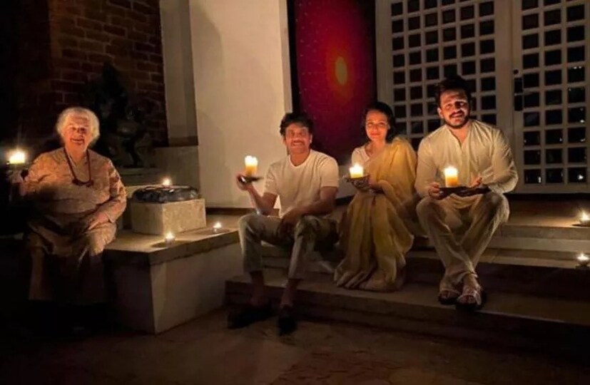 পরিবারের সকলকে নিয়ে মোমবাতি হাতে ছবি দিলেন নাগার্জুন