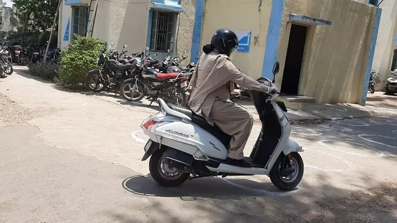 • তিনি জানিয়েছেন, ‘মাতৃত্বকালীন ছুটি আছে। কিন্তু আমি যখন দেখছি, এই কঠিন সময়ে আমার বিভাগের অন্য কর্মীরা কাজ করছেন, ঝুঁকি নিচ্ছেন, তখন আমি বসে থাকি কী করে? (ছবি : দীপক প্যাটেল) • তিনি জানিয়েছেন, ‘মাতৃত্বকালীন ছুটি আছে। কিন্তু আমি যখন দেখছি, এই কঠিন সময়ে আমার বিভাগের অন্য কর্মীরা কাজ করছেন, ঝুঁকি নিচ্ছেন, তখন আমি বসে থাকি কী করে? (ছবি : দীপক প্যাটেল)