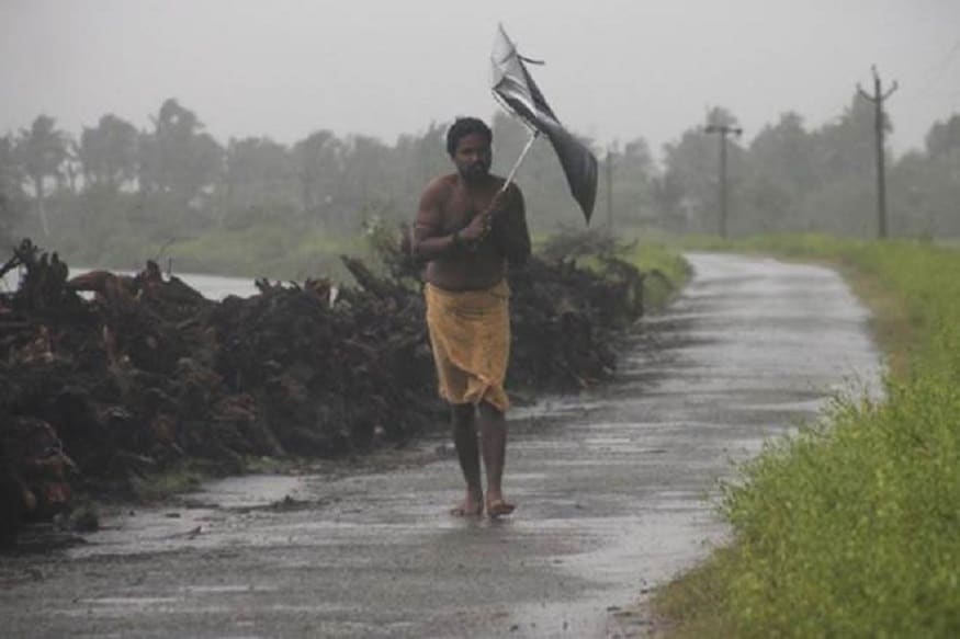 শুক্রবার বৃষ্টির পরিমাণ বাড়বে দক্ষিণবঙ্গে। বৃষ্টি কমবে উত্তরবঙ্গে। দক্ষিণবঙ্গের বীরভূম, বাঁকুড়া, পুরুলিয়া, পশ্চিম বর্ধমান, মুর্শিদাবাদ জেলায় ৭০ থেকে ১১০ মিলিমিটার অর্থাৎ ভারী বৃষ্টির সম্ভাবনা। দক্ষিণবঙ্গে বৃষ্টি চলবে শনিবার পর্যন্ত। শুক্রবার বৃষ্টির পরিমাণ বাড়বে দক্ষিণবঙ্গে। বৃষ্টি কমবে উত্তরবঙ্গে। দক্ষিণবঙ্গের বীরভূম, বাঁকুড়া, পুরুলিয়া, পশ্চিম বর্ধমান, মুর্শিদাবাদ জেলায় ৭০ থেকে ১১০ মিলিমিটার অর্থাৎ ভারী বৃষ্টির সম্ভাবনা। দক্ষিণবঙ্গে বৃষ্টি চলবে শনিবার পর্যন্ত।