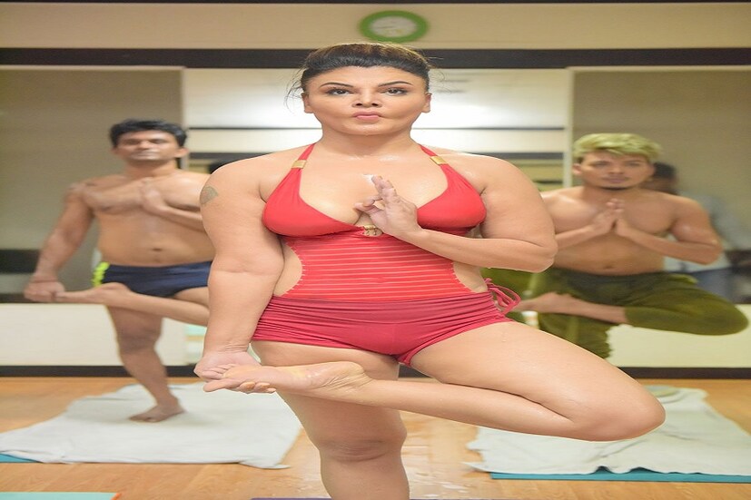 পুরুষদের সঙ্গেই শরীরচর্চা করছেন রাখী।