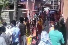 সামজিক দূরত্ব বজায় না রেখে রেশন দোকানের সামনে লম্বা লাইন