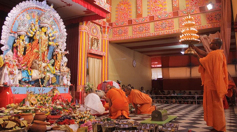 *পুজো বা সামাজিক আচার অনুষ্ঠান বন্ধ থাকার জন্য বাড়িতে পুরোহিতদের ডাক পড়ছে না। পাশাপাশি বন্ধ ধর্মীয় স্থান। দর্শনার্থীদের প্রবেশে জারি করা হয়েছে নিষেধাজ্ঞা। ফলে নেই রোজগার। *পুজো বা সামাজিক আচার অনুষ্ঠান বন্ধ থাকার জন্য বাড়িতে পুরোহিতদের ডাক পড়ছে না। পাশাপাশি বন্ধ ধর্মীয় স্থান। দর্শনার্থীদের প্রবেশে জারি করা হয়েছে নিষেধাজ্ঞা। ফলে নেই রোজগার।