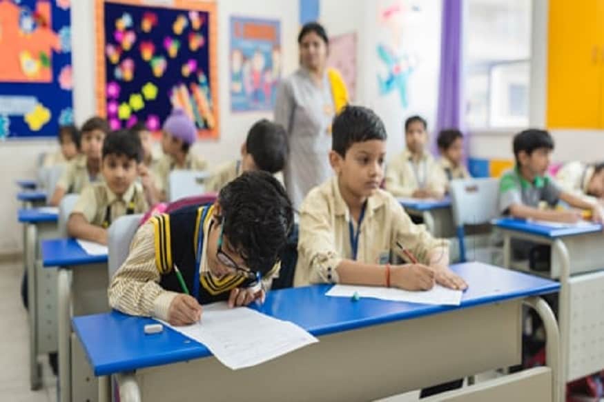 ১৫ বছরের স্কুলশিক্ষাকে ভাগ করা হয়েছে ৫+৩+৩+৪ ভাগে ৷ ১২ বছর স্কুলের পঠনপাঠন ৷ ৩ বছরের প্রাইমারি - অঙ্গনওয়াড়ি শিক্ষা ৷ এখানে প্রাথমিককেও আনা হচ্ছে স্কুলের আওতায়। ক্লাস ওয়ান ও ক্লাস টু-কে রাখা হচ্ছে প্রি-প্রাইমারির মধ্যে। সূত্রের খবর, ক্লাস নাইন থেকে টুয়েলভ - আটটি সেমেস্টারে পড়াশোনা চলবে। ৪ বছরের মধ্যে ৪০টি বিষয়ে পরীক্ষা দিতে হবে। (ছবিটি সংগৃহীত) ১৫ বছরের স্কুলশিক্ষাকে ভাগ করা হয়েছে ৫+৩+৩+৪ ভাগে ৷ ১২ বছর স্কুলের পঠনপাঠন ৷ ৩ বছরের প্রাইমারি - অঙ্গনওয়াড়ি শিক্ষা ৷ এখানে প্রাথমিককেও আনা হচ্ছে স্কুলের আওতায়। ক্লাস ওয়ান ও ক্লাস টু-কে রাখা হচ্ছে প্রি-প্রাইমারির মধ্যে। সূত্রের খবর, ক্লাস নাইন থেকে টুয়েলভ - আটটি সেমেস্টারে পড়াশোনা চলবে। ৪ বছরের মধ্যে ৪০টি বিষয়ে পরীক্ষা দিতে হবে। (ছবিটি সংগৃহীত)