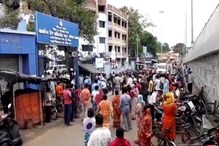 লকডাউনে পুলিশি নিষেধাজ্ঞাকে থোড়াই কেয়ার, সংক্রমণের ভয় উড়িয়ে শহরের রাস্তায় থিক থিকে ভিড় লকডাউনে পুলিশি নিষেধাজ্ঞাকে থোড়াই কেয়ার, সংক্রমণের ভয় উড়িয়ে শহরের রাস্তায় থিক থিকে ভিড়