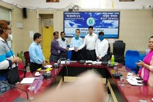 স্থগিত পঁচাত্তর বছরের অনুষ্ঠান, মুখ্যমন্ত্রীর ত্রান তহবিলে অর্থ দিলেন স্টাফ রিক্রিয়েশন ক্লাবের সদস্যরা