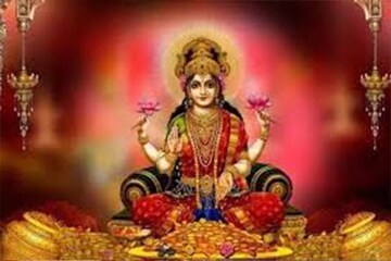 বৃহস্পতিবার রাত্রিবেলায় মা লক্ষ্মীর আরাধনায় সংসারে সুখ-সমৃদ্ধি উপচে পড়ে
