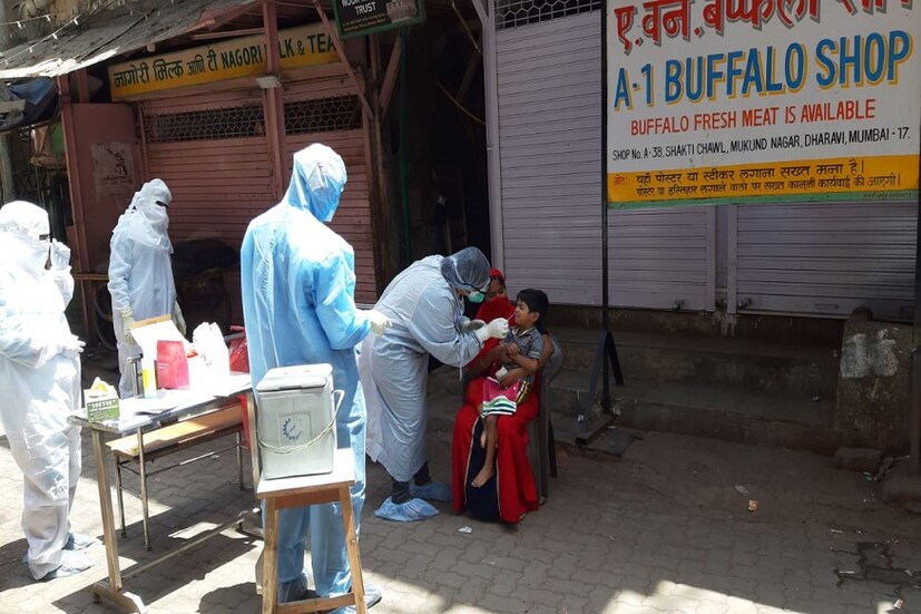 করোনার দাপটে ধারাবির মুকুন্দ নগরের বসতিতে স্বাস্থ্য শিবির ৷ তাঁদের স্বাস্থ্য পরীক্ষা নিরিক্ষা ৷ নিজস্ব ছবি ৷
