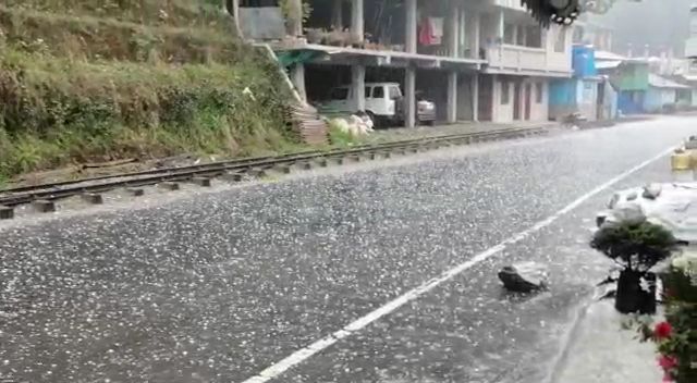 *লক ডাউনে একেই গৃহ বন্দী পাহাড়বাসী। ঘরে বসেই তাড়িয়ে তাড়িয়ে শিলা বৃষ্টি উপভোগ করেন পাহাড়বাসী। ব্যপক শিলা বৃষ্টি হয়েছে সিকিম জুড়ে। উত্তর, দক্ষিন, পূর্ব এবং পশ্চিম সিকিমেই বিকেল থেকে শুরু হয় শিলা বৃষ্টি। মূহূর্তেই গোটা এলাকা শ্বেত শুভ্র হয়ে ওঠে। চারদিক শুধু সাদা আর সাদা। *লক ডাউনে একেই গৃহ বন্দী পাহাড়বাসী। ঘরে বসেই তাড়িয়ে তাড়িয়ে শিলা বৃষ্টি উপভোগ করেন পাহাড়বাসী। ব্যপক শিলা বৃষ্টি হয়েছে সিকিম জুড়ে। উত্তর, দক্ষিন, পূর্ব এবং পশ্চিম সিকিমেই বিকেল থেকে শুরু হয় শিলা বৃষ্টি। মূহূর্তেই গোটা এলাকা শ্বেত শুভ্র হয়ে ওঠে। চারদিক শুধু সাদা আর সাদা।