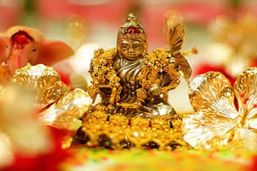 এই শুভদিনে জন্ম নিয়েছিলেন বিষ্ণুর ষষ্ঠ অবতার পরশুরাম। বেদব্যাস ও গণেশ এই দিনে মহাভারত রচনা আরম্ভ করেন। এদিনই সত্য যুগ শেষ হয়ে ত্রেতাযুগের সূচনা হয়। এদিনই রাজা ভগীরথ গঙ্গা দেবীকে মর্ত্যে নিয়ে এসেছিলেন। এদিনই কুবেরের তপস্যায় তুষ্ট হয়ে মহাদেব তাকে অতুল ঐশ্বর্য প্রদান করেন। এদিনই কুবেরের লক্ষ্মী লাভ হয়েছিল বলে এদিন বৈভব-লক্ষ্মীর পূজা করা হয়। Photo- File এই শুভদিনে জন্ম নিয়েছিলেন বিষ্ণুর ষষ্ঠ অবতার পরশুরাম। বেদব্যাস ও গণেশ এই দিনে মহাভারত রচনা আরম্ভ করেন। এদিনই সত্য যুগ শেষ হয়ে ত্রেতাযুগের সূচনা হয়। এদিনই রাজা ভগীরথ গঙ্গা দেবীকে মর্ত্যে নিয়ে এসেছিলেন। এদিনই কুবেরের তপস্যায় তুষ্ট হয়ে মহাদেব তাকে অতুল ঐশ্বর্য প্রদান করেন। এদিনই কুবেরের লক্ষ্মী লাভ হয়েছিল বলে এদিন বৈভব-লক্ষ্মীর পূজা করা হয়। Photo- File