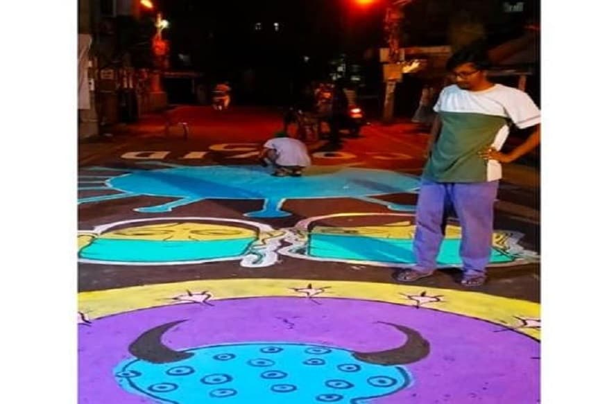 মানুষকে করোনা নিয়ে সর্তক করতে এবার রাস্তায় নেমে করোনার ছবি আঁকলো শান্তিনিকেতনের কলা ভবনের ছাত্র তন্ময় দাশগুপ্ত !photo source Tanmay Dasgupta মানুষকে করোনা নিয়ে সর্তক করতে এবার রাস্তায় নেমে করোনার ছবি আঁকলো শান্তিনিকেতনের কলা ভবনের ছাত্র তন্ময় দাশগুপ্ত !photo source Tanmay Dasgupta