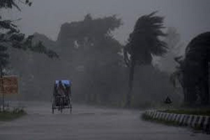 এ দিন বজ্র-বিদ্যুত্‍-সব বৃষ্টির পাশাপাশি বইল ঝোড়ো হাওয়া৷ কলকাতার পাশাপাশি বৃষ্টি দক্ষিণবঙ্গের অন্যান্য জেলাগুলিতেও৷ 